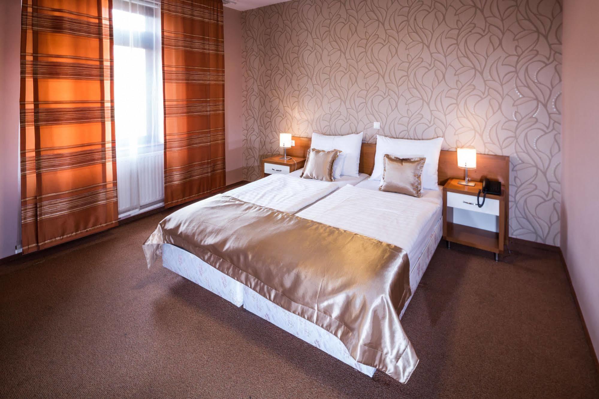 Boutique Hotel Sopianae Печ Екстер'єр фото